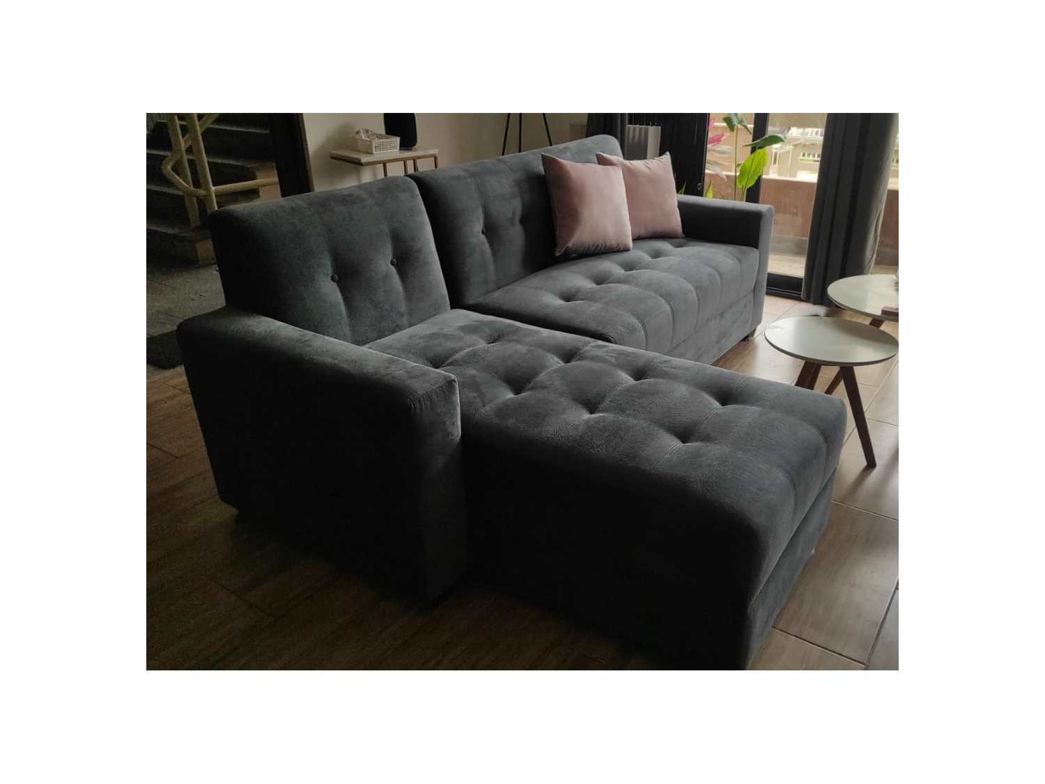 Seccional Gia en tela antifluido con 2 cojines decorativos