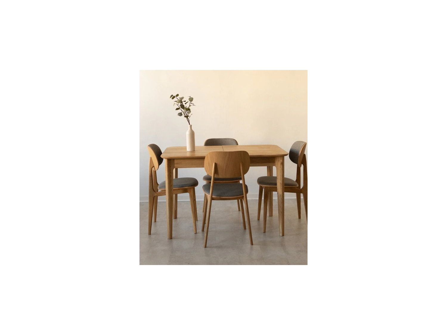 Comedor vintage Mariane de 4 sillas tapizado en tela chenille