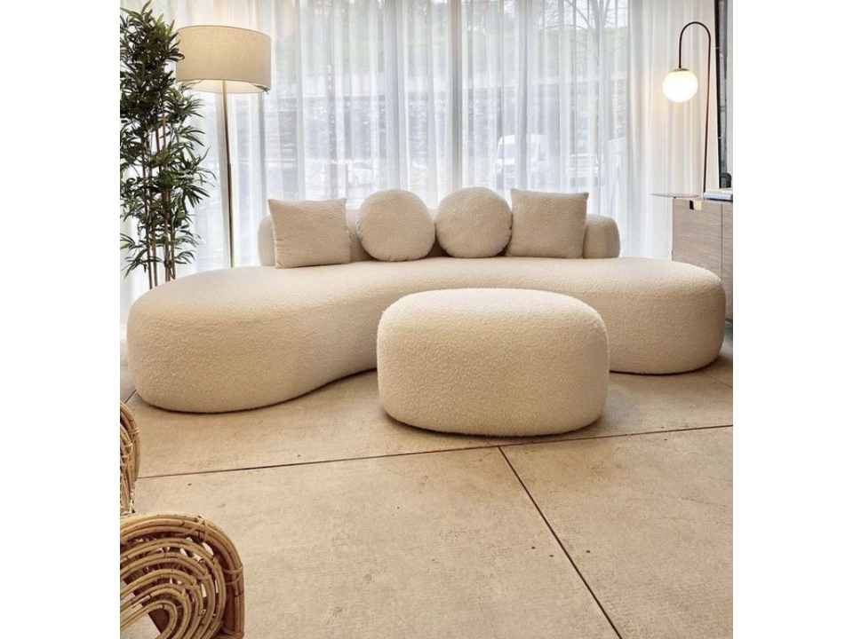Sofá curvo en tela boucle + banqueta | lmueble