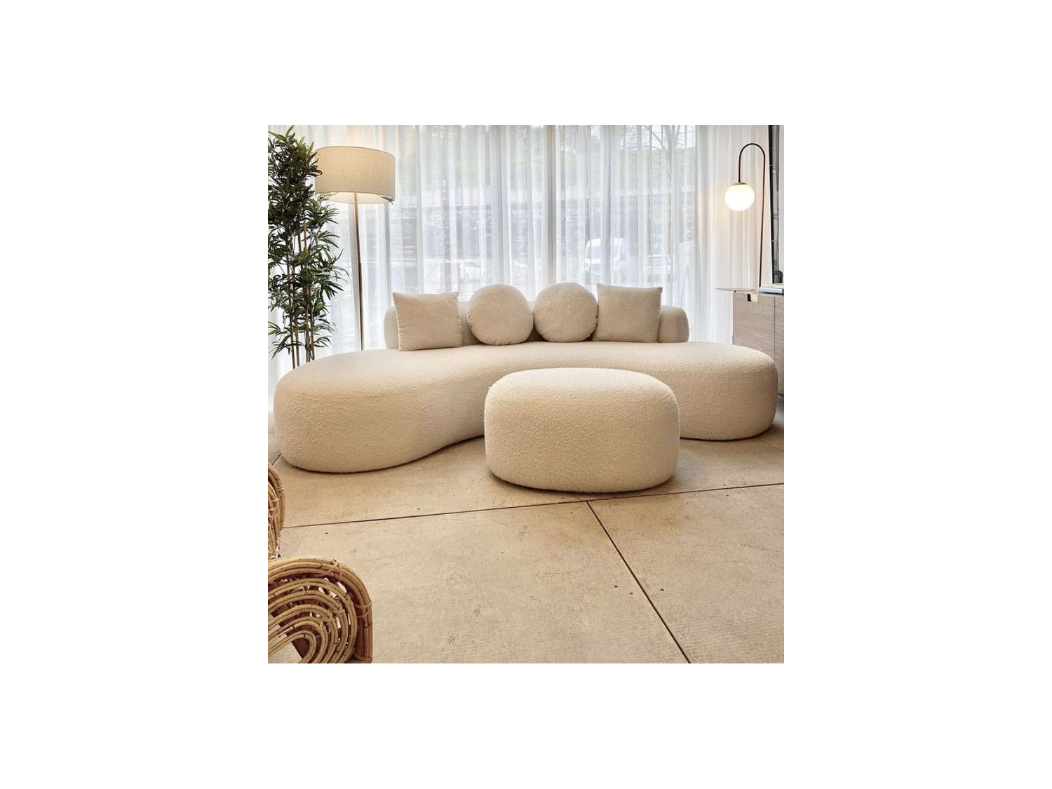 Sofá curvo en tela boucle + banqueta | lmueble