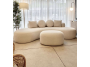 Sofá curvo en tela boucle + banqueta | lmueble